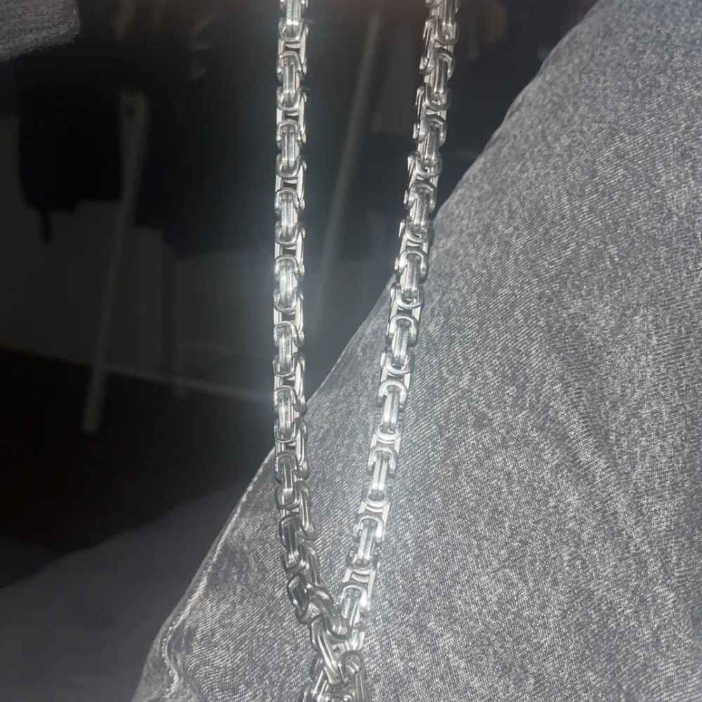 Säljer min typ oanvända halskedja jag köpte för ett halv år sen typ. Den är i silver och vet inte längden Exakt så det får man fråga om. Hör av vid intresse köpte för en lax tror jag.. Accessoarer.