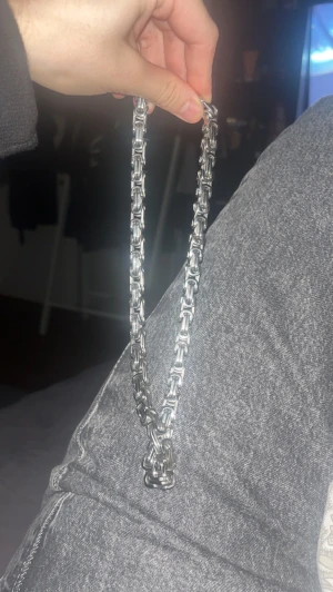 Hals Kejda Silver - Säljer min typ oanvända halskedja jag köpte för ett halv år sen typ. Den är i silver och vet inte längden Exakt så det får man fråga om. Hör av vid intresse köpte för en lax tror jag.