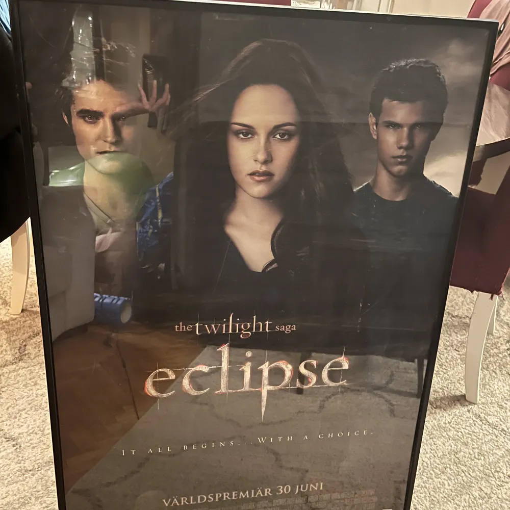 Twilight poster med ram  70x100 cm. Plasten till ramen är repig och affischen har har tecken på användning. Hör av er för mer bilder och vid frågor.  Hämtas på Kungsholmen och betalas med Swish.. Övrigt.