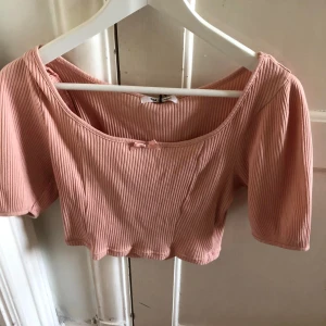 Rosa topp - Rosa topp från glamourous, aldrig använd, prislapp kvar