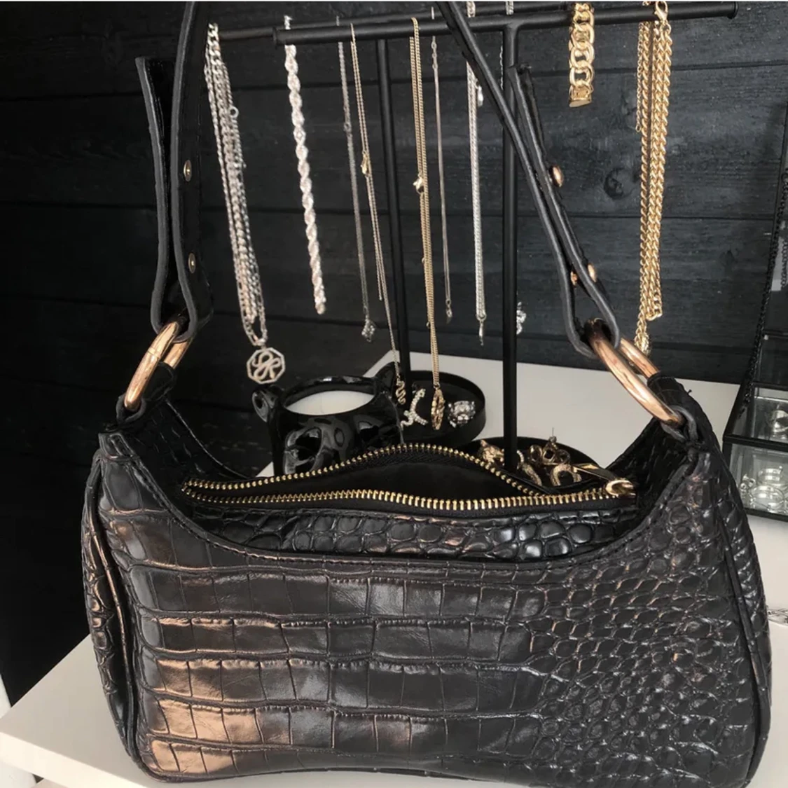 Väska med gulddetaljer - 90