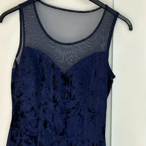 Klänning - Velour Klänning köpte från Nelly trend och använd bara en gång. Normal i storlek är i mycket bra skick, och i fin navy färg. 