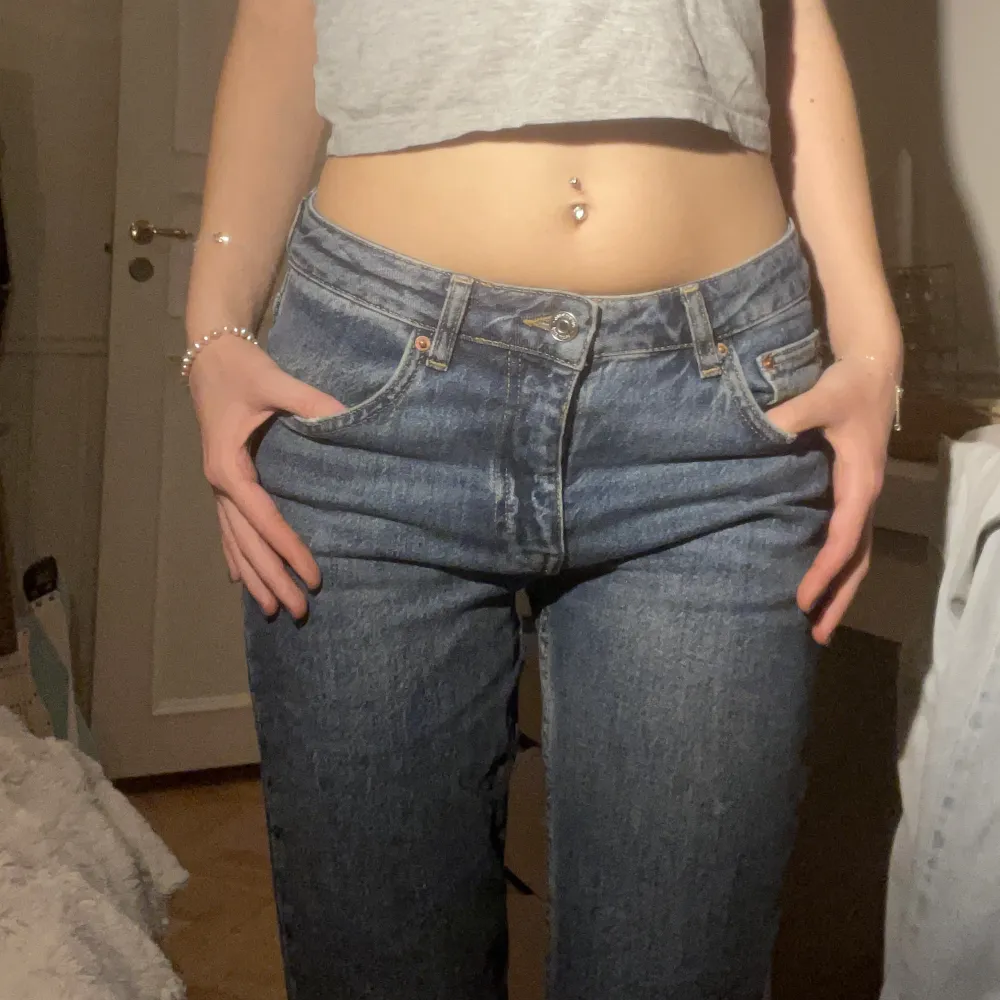 Så snygga mid/low waist jeans från ginatricot💘köpta för 500, sparsamt använda! jag är 167 o de är lite för långa för mig. Färgen framkommer bäst på andra bilden 💖. Jeans & Byxor.