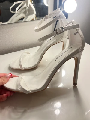 Boohoo klackar  - Helt nya vita klackar frpn boohoo säljes för endast 150 kr, nypris 150 kr 