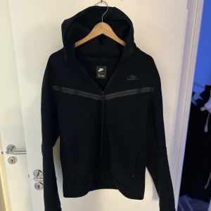 Nike tech kofta - Säljer en fräch svart Nike tech kofta med inga speciella anmärkningar på, och tagits väl handom, pris kan diskuteras vid snabb affär