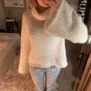 Fluffig vit stickad tröja  - Fluffig vit stickad tröja  Storlek s  Jättemjuk 