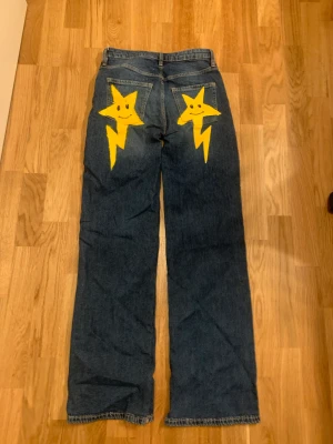 DIY jeans med kors och stjärnor  - Ett par jeans som tyvärr inte passar mig längre. Jag har sytt om dem till low rise jeans och använt textilfärg och målat.  kan diskutera om priset privat.