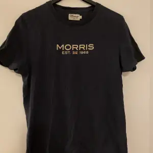 Marinblå T-shirt från Morris i storlek M