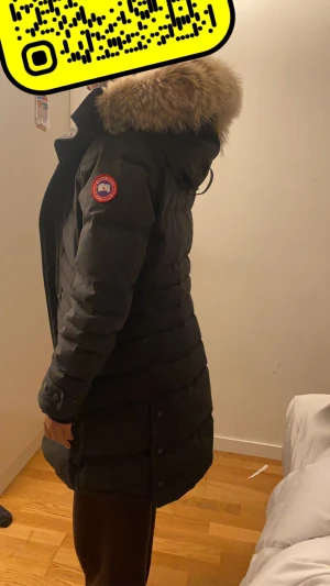 Lorette parka jacka  - Jackor & ytterplagg, stl. 38 (S), Dam Jag vill sälja min Canada Goose jacka, använd i en vinter, i utmärkt skick, ingen skada, varm och bekväm.  Den är i storlek S. 9000 kr