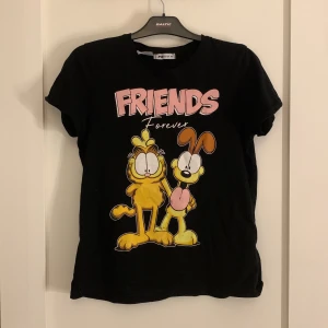 T-shirt - En svart t-shirt med katten Gustav på från FB sister. Nästan oanvänd säljer för att jag nt använder den. Den har en väldigt fin passform och även fast att den är i storleken M så sitter den bra på S också