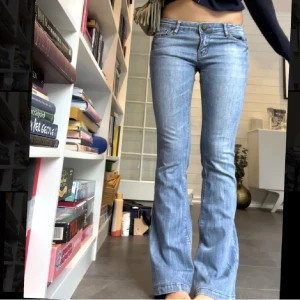 Supersnygga jeans - Säljer dessa jättesnygga jeans💗startar budgivning om de finns många intresserade💗innerbenslängd:80 cm💗midjemått:36 cm💗