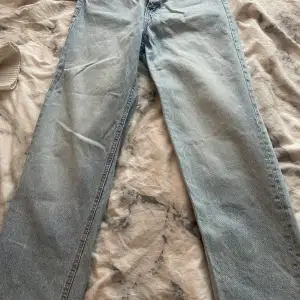 Säljer dessa jeans från Gina Tricot. Väl använda men är i ett gott skick. Köpta för 399kr pris kan diskuteras. Kontakta om du har någon fråga!