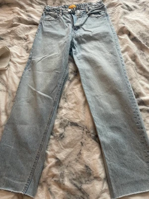 Straight jeans - Säljer dessa jeans från Gina Tricot. Väl använda men är i ett gott skick. Köpta för 399kr pris kan diskuteras. Kontakta om du har någon fråga!