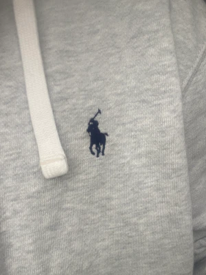 Ralph Lauren hoodie - Strl M - Fin Ralph lauren hoodie. Strl M. 8/10 skick. Köpte den förra vintern men har inte blivit använd så mycket 