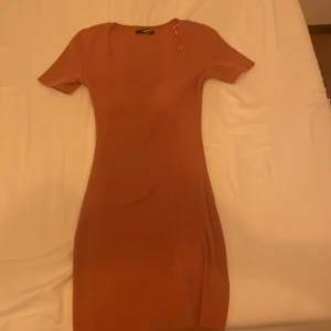 Klänning  - Klänning från Bikbok i färgen persika. Storlek S. Använd en gång. 