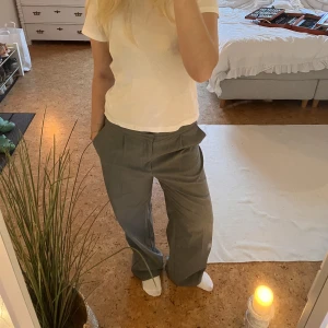 Grå kostymbyxor!  - Jättefina kostymbyxor, endast använda ett fåtal gånger. Jag är 170 och dem är långa på mig💕💕💕