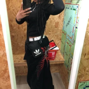 Baggy jeans med tryck (LÅNADE BILDER!!!) - Dehär är nog de snyggaste jeansen jag äger, men har aldrig använt de eftersom jag inte vågade använda de de dom var väldigt baggy. De är köpta på shein, och det är herr jeans men funkar för både tjejer och killar. Köpta för 339kr. Endast testade hemma!