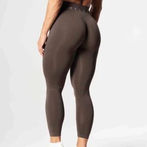 RELODE - prime scrunch tights, brun🤎 - Säljer mina endast testade relode tights! Så snygga och bekväma🤎 Nypris 699kr och säljer för 450kr. Pris går att diskuteras. Svarar gärna på frågor och skickar fler bilder om så önskas! 😇