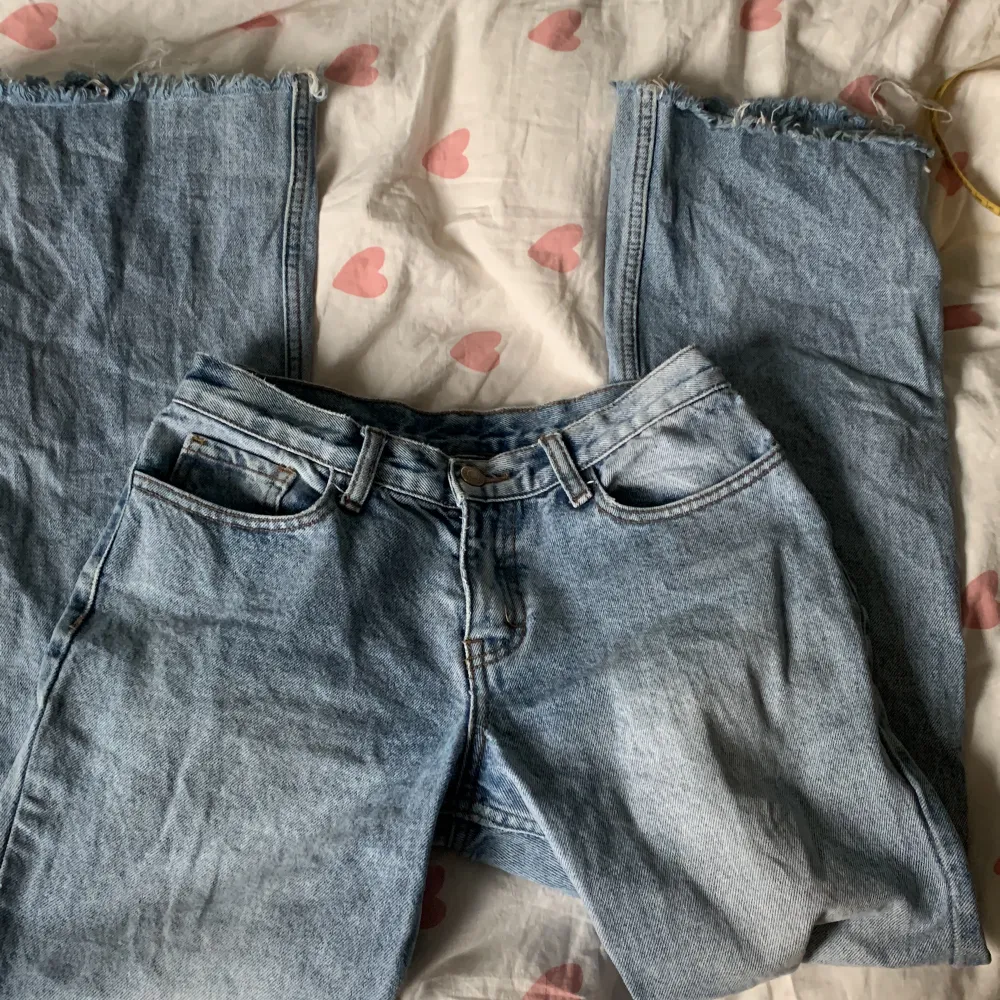 säljer dessa john gavi jeans då dom blivit för små på mig, köpte second hand för 130 kr, vet it storleken men midjemått rakt över: 35 cm | innerbenslängd: 74 cm ish | klippta där nere för att dom var för långa, en liten defekt (se bild 3). Jeans & Byxor.