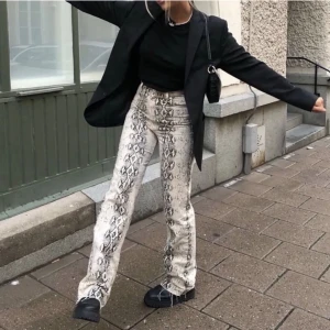 Ormmönstrade jeans Zara - Ormmönstrade Zara jeans, avklippta så de passar någon som är 163-168 ish. (Lånade bilder)