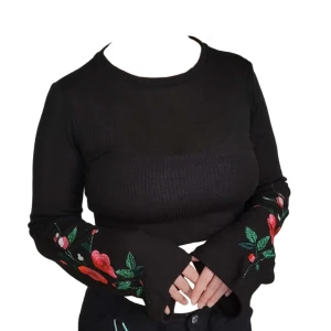 Blommig croptop - Jättesöt croptop med utsvänga ärmar och blommig brodering. Stretchigt tyg!  stl. XS 