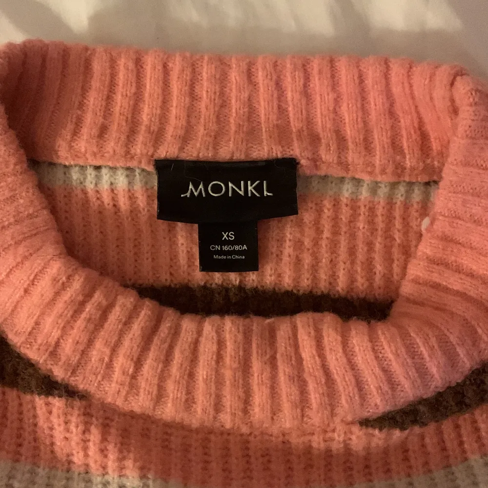 En jätte söt rosa-randig tröja köpt från monki! Den är i storlek XS men skulle säga att den passar som en M. Säljer då jag sällan använder den. Den är en aning mer mörk rosa en vad som visas på bilden. Stickat.