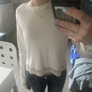 Tshirt med spets - Vit långärmad tshirt med fina spetsdetaljer, köpt second hand men märket är från new yorker. I princip nyskick och jätteskönt material! Storlek S