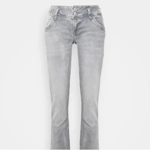 Lågmidjade jeans  - Snygga lågmidjade LTB jeans. Köpte dem på Plick men har inte använt för dem var förstora. Hon jag köpte dom av hade gjort en slit där nere på byxorna så skriv för bild. W28 L34
