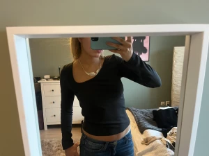 Långärmad tröja  - Jätte snygg svart långärmad tröja med unik uringning! Jätte bra skick!💞