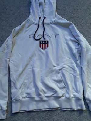 Hoodie  - Gant hoodie i storlek L men sitter som en S. Den är i bra skick men har en liten fläck vid fickan men inte så jätte synlig. Skriv vid frågor osv, lägg gärna egna prisförslag 💘