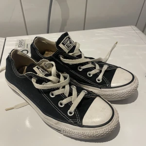 Converse  - Svarta låga Converse. Finns täcken på användning men ändå okej skick💘