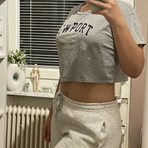Croptop - Snygg Croptop med tryck. Okej skick (trycket har börjat gå sönder på visa ställen. Men ser snygg ut ändå)