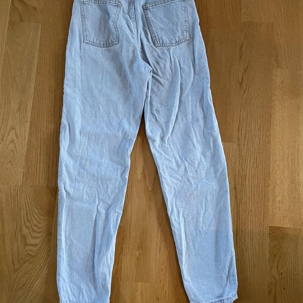 Ett par ljus blå jeans från zara. Jeans & Byxor.