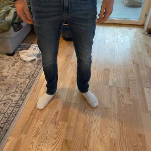 Säljer dessa jeans då jag aldrig använder dessa och rensar ut garderoben. De ett par versace collection jeans köptes för ungefär två år sedan knappt använda  Storlek 30  Passformen e slim  Dom är väldigt stretschiga 