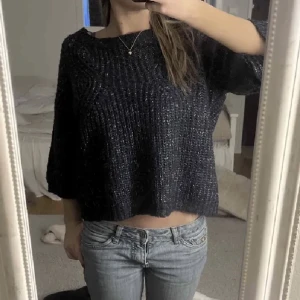 Trekvartsärm tröja  - Mörkblå stickad trekvartsärm tröja!!😍😍