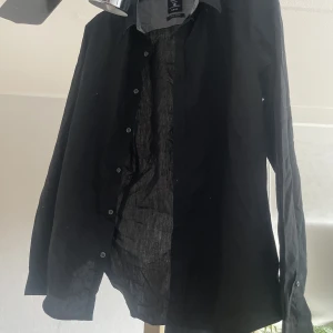 Skjorta  - Svart skjorta. Använd fåtalet gånger 