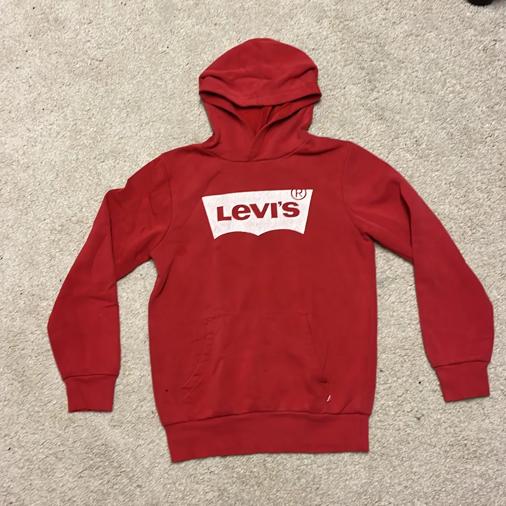 Röd Levis hoodie, hyfsat bra skick förutom att Levis märket har spruckit lite.. Hoodies.