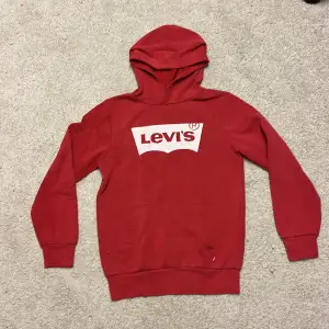Röd Levis hoodie, hyfsat bra skick förutom att Levis märket har spruckit lite.