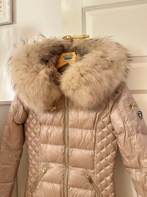 Rockandblue vinterjacka  - Guld/beige vinterjacka från Rockandblue i storlek 34. Äkta pälskrage i beige samt guldiga dragkedjor och detaljer.  Rök och djurfritt hem