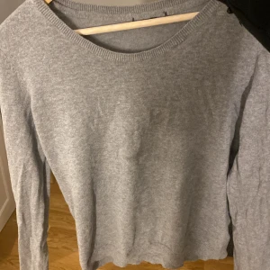 Grå stickad tröja  - Grå stickad tröja i fint skick!! 