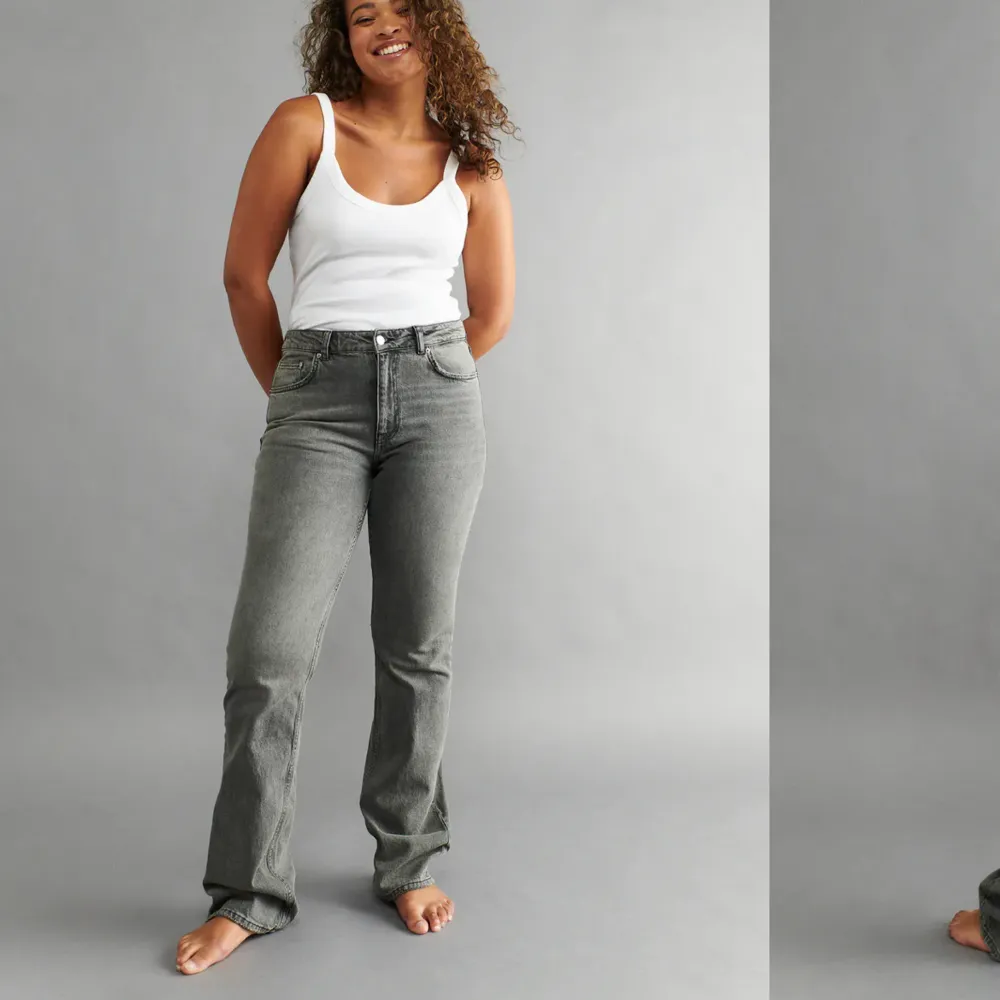 Säljer dessa super snygga jeans, medelhög midja och långa i benen, har även sprettat upp byxorna längst ner💓💓köparen står för frakt📦. Jeans & Byxor.