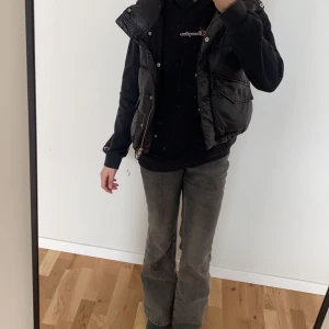 Väst - En glansig svart väst som är as snygg 🤩 den passar med ALLT❣️ användes knappt under våren och är redo för en ny ägare😍 klicka gärna på köp nu❣️