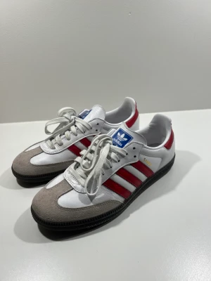 Adidas samba - Ett par röd/vita adidas samba i storlek 39 1/3, endast använda 2 gånger!🤗nypris: 1300