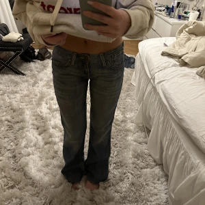 Lågmidjade jeans - Så fina men kommer tyvärr inte till användning av mig. Midjemåttet är cirka 37cm tvärs över och innerbenslängden är 76cm🩷 fri frakt på dessa!