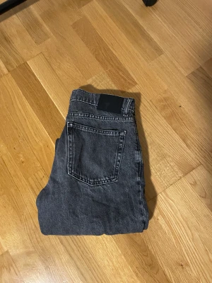 Valient Jeans - Grå svarta jeans från valient köpa på carlings. Nypris ca 500kr och de är ganska använda men inga defekter. True to size och helt okej baggy inte raka men inte jätte stora heller. 