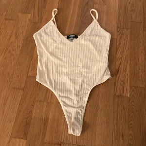 Body från Missguided  - Säljer nu denna body från Missguided då den var för stor så den är enbart testad!💕 Vill ni ha fler bilder så går de självklart att lösa!💕