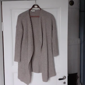 Noa Noa cardigan  - Beige stickad cardigan stl S. Stor i storlek. 