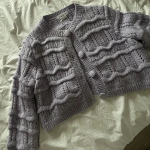 STICKAD KOFTA - stickad kofta från mango! Strl. XL men passar mig som är en M/S.  