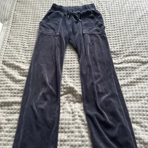 Juicy couture mjukis  - Väl använda juicy byxor i handduks material. Bra skick men den ändå skadan är att fickan på högra sidan saknar en knapp!