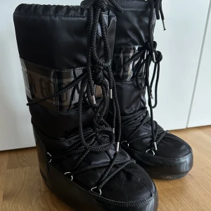Moonboots - Säljer mina helt svarta moon boots då de tyvärr inte kommer till användning. Skorna är nästan oanvändna och i väldigt bra skick.  Högsta bud just nu ligger på 1200kr.